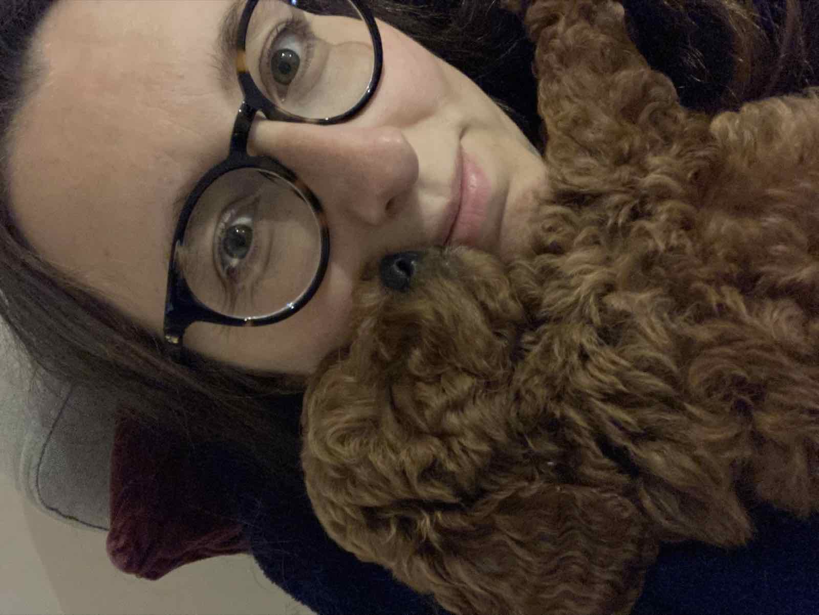 Amedee als pup ligt te slapen in de nek van Annelies