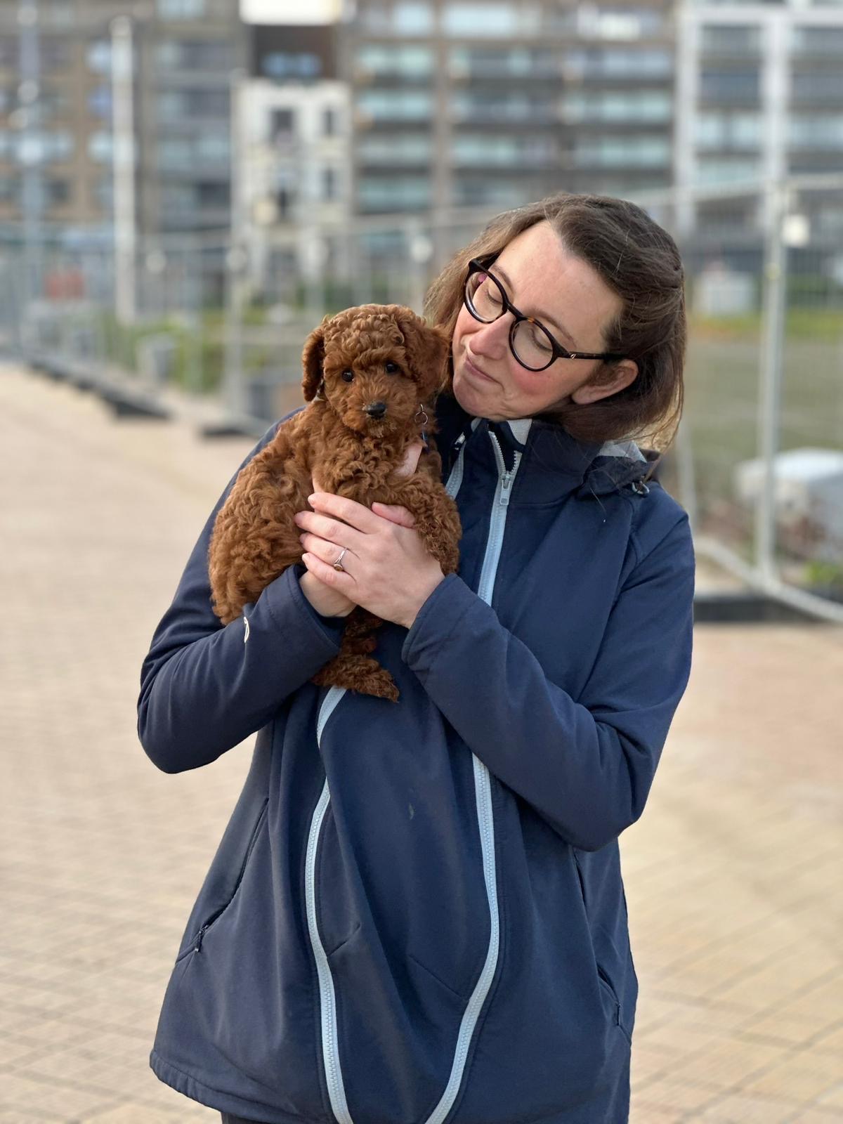 Annelies met haar pup Amedee op de dijk