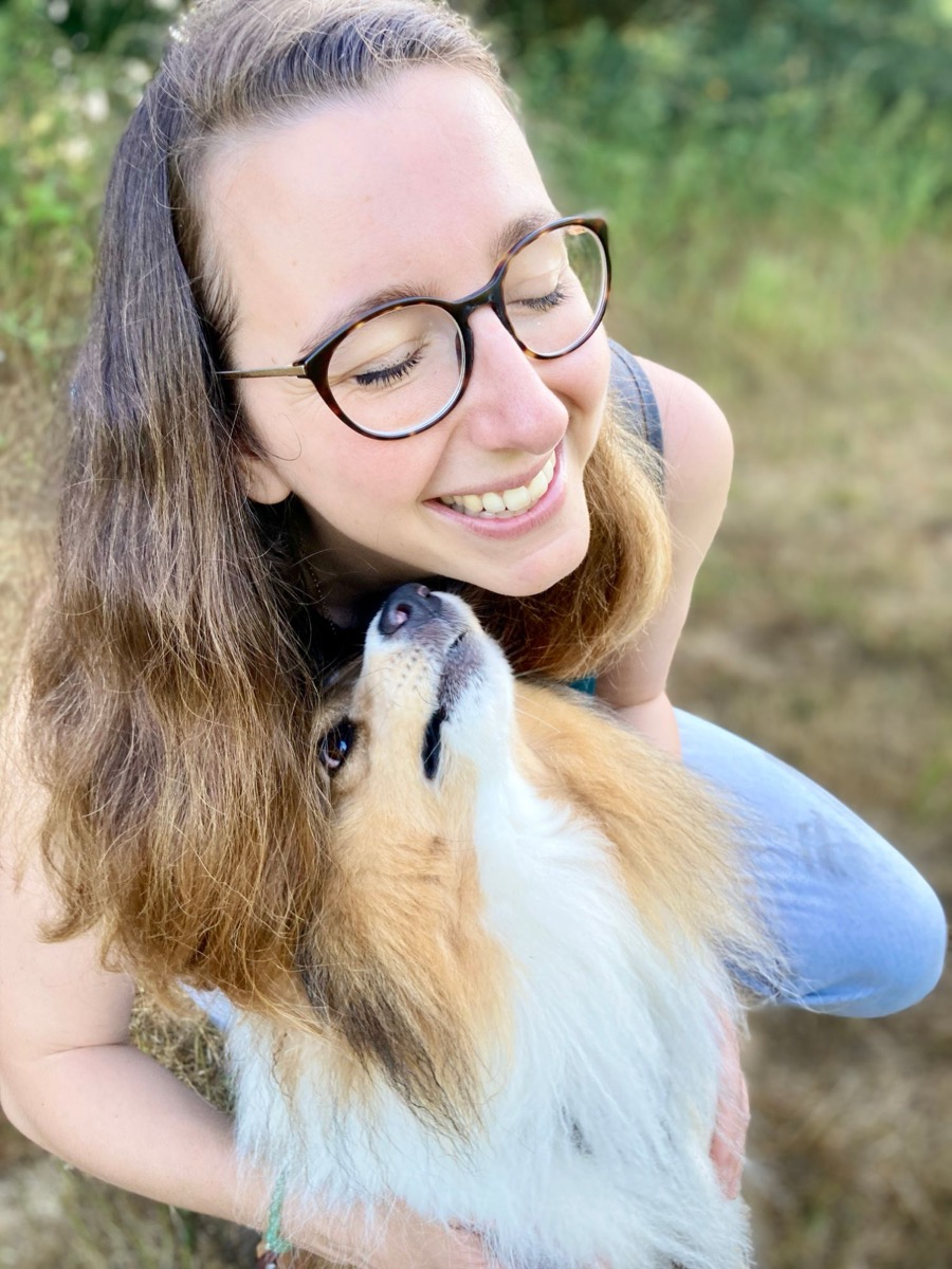 Annelies lacht met haar collie in haar armen