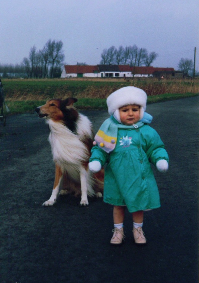 Annelies als klein meisje met Sam, de hond van haar grootouders