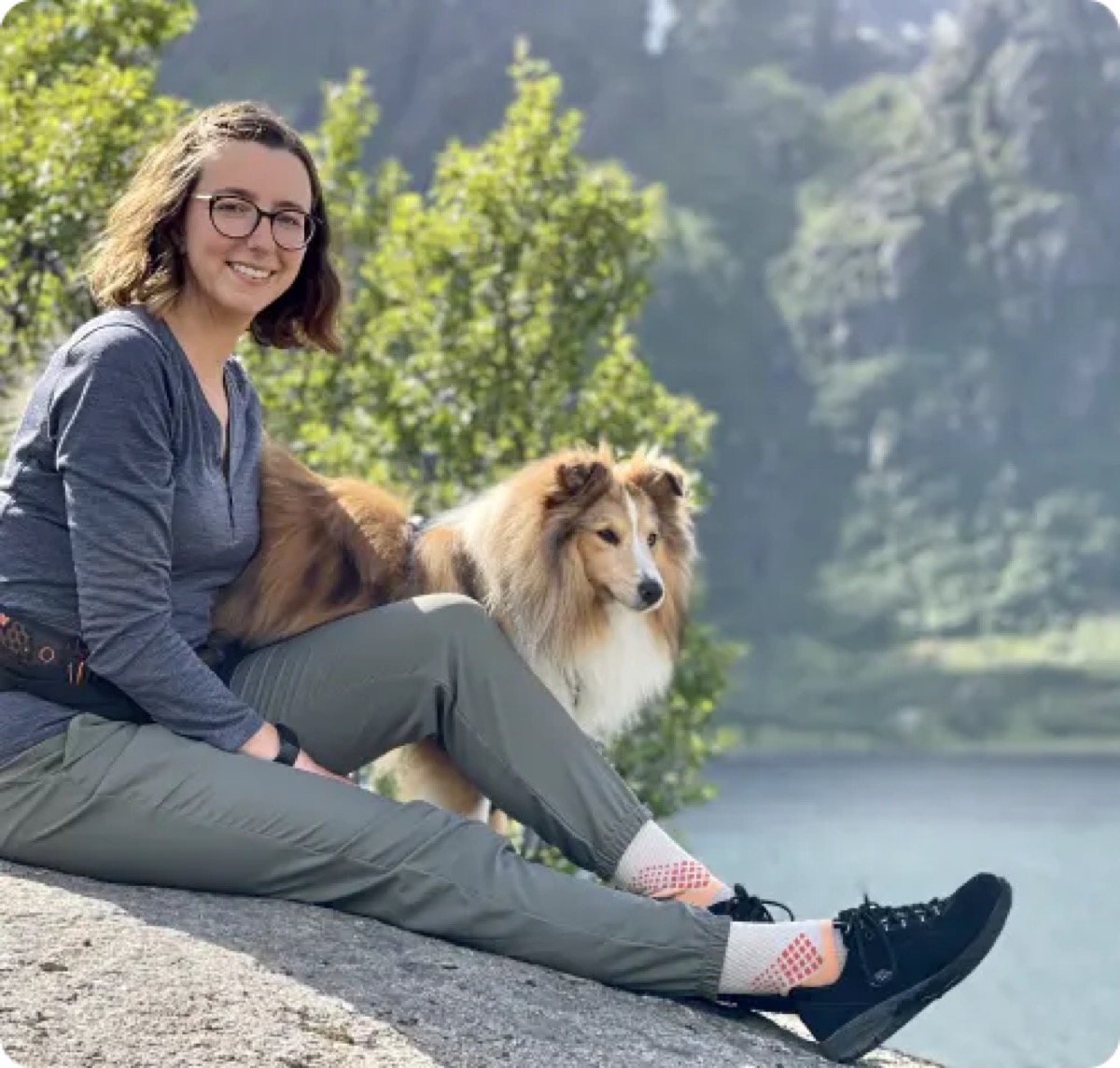 Annelies met Billie aan een bergmeer