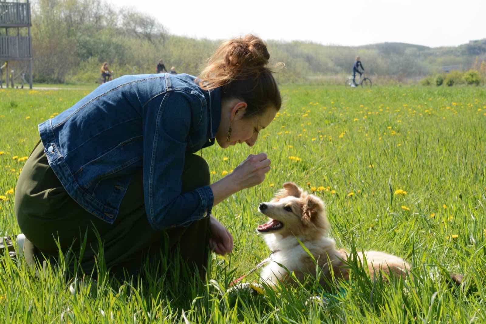 Annelies oefent met een pup