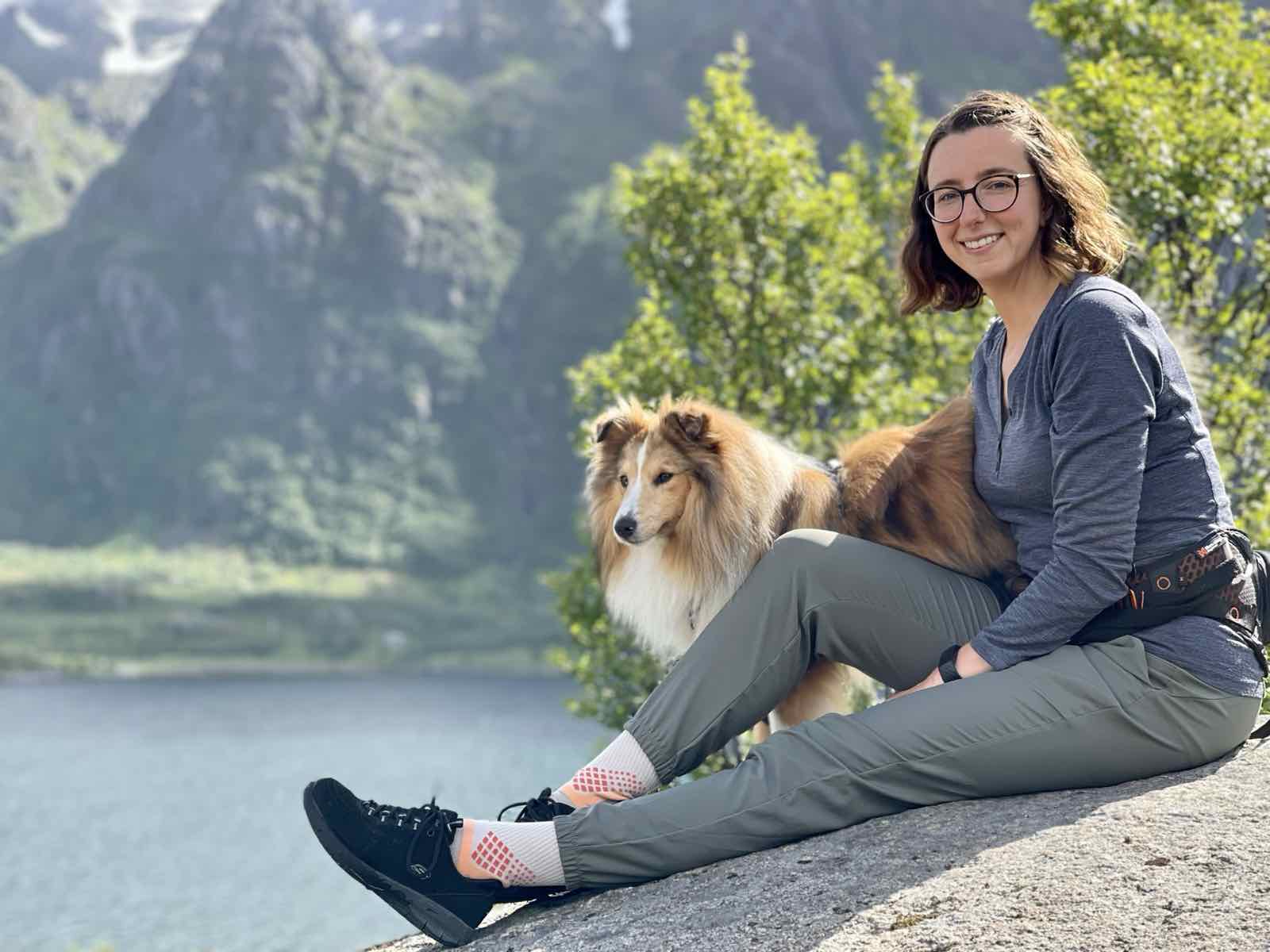 Annelies zit op een rots in Noorwegen met Billie
